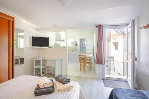 a bedroom with a bed with towels on it at Chambres d’hôtes Chantal Hereaudeau in Ars-en-Ré