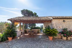 a pavilion with a table and potted plants at Il Flauto Magico in Modica