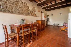 a kitchen and dining room with a wooden table and chairs at Ginestra in Arcidosso
