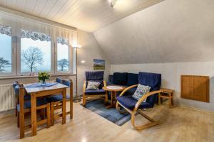 a living room with a table and chairs at Ferienwohnungen Sterdebüll-Hof in Bordelum