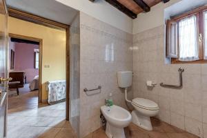 a bathroom with a toilet and a sink at Agriturismo Il Ponte - Frantoio in Vicchio +15 photos