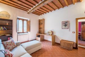 a living room with a couch and a table at L'arco della Fonte in Gaiole in Chianti
