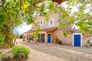 an exterior view of a house with blue doors at Can Espina in Islas Baleares