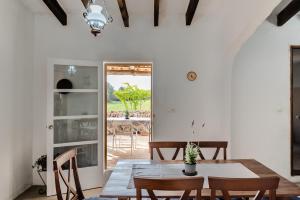 a dining room with a table and chairs at Can Espina in Islas Baleares