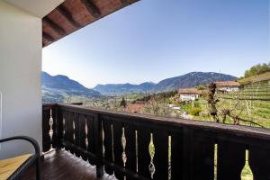 a balcony with a view of the mountains at Gasserhof Ferienwohnung Edelrot in Caines