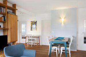 a living room with a blue table and chairs at Ferienwohnung Tannenblick 6-2 in Oberhof