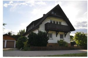 a white house with a black roof at Ferienwohnung Schwarzwald-Traum in Haslach im Kinzigtal