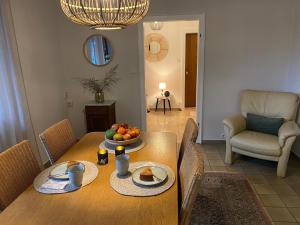 a dining room with a table with a bowl of fruit on it at Ferienwohnung an der Berkelquelle in Billerbeck