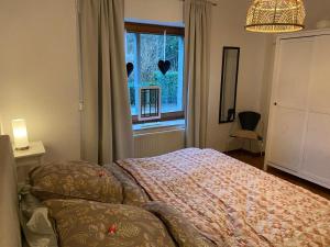 a bedroom with a bed and a window at Ferienwohnung an der Berkelquelle in Billerbeck