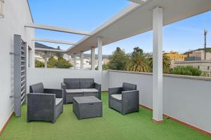 a patio with chairs and a table on a balcony at Atico Olia in Los Llanos de Aridane