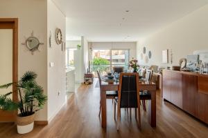 a dining room and kitchen with a table and chairs at Estrelinha do Mar in Apulia in Apúlia