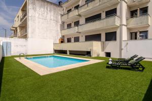 a swimming pool in the yard of a building at Estrelinha do Mar in Apulia in Apúlia