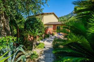 a house in the middle of a garden at Sous L'olivier in Menton
