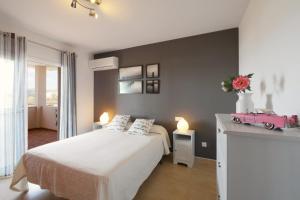 ein Schlafzimmer mit einem Bett und einem rosa Auto an der Wand in der Unterkunft Villa Jerónimo in Muro + 21 Fotos