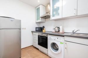a kitchen with a washer and dryer at Aldars Urban Trio Suite No.5 in Munich