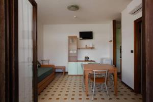 a small room with a table and a kitchen at APT Garda Lake Sirmione con Piscina - FREE PARKING in Sirmione