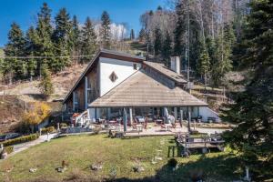 a house on a hill with a grassy yard at Gîte Le Jorat - Appartement C in Bogève
