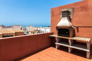 a pizza oven sitting on the side of a building at Casa Orymar in El Cotillo