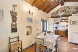 a kitchen and dining room with a table and chairs at Casa Vittorina in Cesio