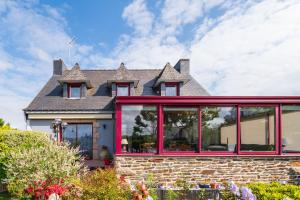 a house with red windows and a roof at Gite Refuge du Blavet 2 étoiles in Saint-Barthélemy
