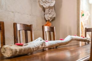 a wooden table with chairs with a log on it at Ca Sa Cristeta de Sescola in Sa Pobla +17 photos