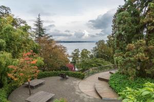 a walkway with benches and a view of the water at Ferienwohnung Im Haidelmoos in Konstanz