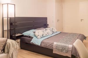 a bedroom with a large bed with a large headboard at Ferienwohnung Im Haidelmoos in Konstanz