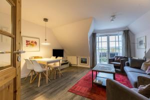 a living room with a table and a couch at Ferienwohnung Ulstrup in Böhl