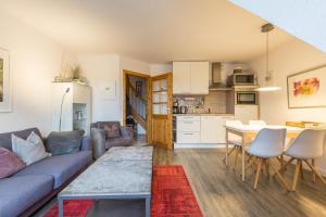 a living room with a couch and a table at Ferienwohnung Ulstrup in Böhl
