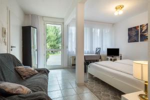 a bedroom with a bed and a living room at Fewo Eg Mitte - Hunde erlaubt in Oberteuringen