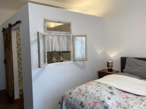 a bedroom with a bed and a window at Ferienwohnung Luise in Münsingen