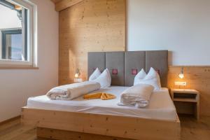 a bedroom with a bed with white sheets and pillows at Apt Gamsstube in Maranza