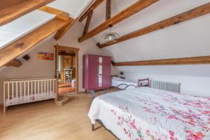 a bedroom with a bed in a room with wooden ceilings at Gîte des Aulneaux in Fresnes