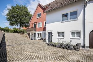 a cobblestone street in front of a white house at Ferienwohnung Heide 2 in Walsrode