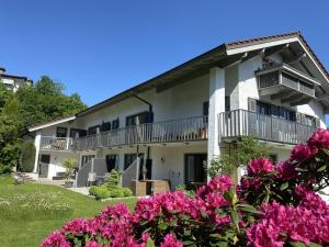 a building with pink flowers in front of it at Gästehaus Wolfgang Taubensee in Ruhpolding