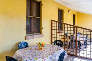 a table with a vase of flowers on a balcony at Capracotta - Sole in Montemassi