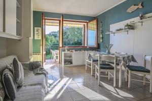 a living room with a couch and a table at Mono Le Lecce 25 b in Capoliveri