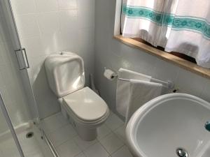 a small bathroom with a toilet and a sink at Villino Le Ortensie in Stintino