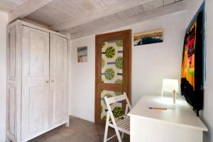 a room with a white desk and a chair at Aloe Art in Teguise