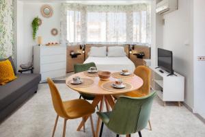 a room with a bed and a table and chairs at Torre del Mar Studio in Torre del Mar