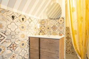 a bathroom with a sink and a mirror at Le Penty - proche plages et centre in Concarneau +14 photos