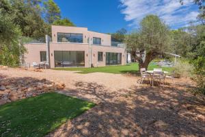a house with a table and chairs in a yard at Villa Valériane in Trans-en-Provence