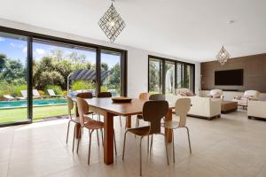 a dining room with a table and chairs at Villa Valériane in Trans-en-Provence