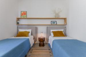 two beds sitting next to each other in a room at Casa Azzurrina Mare in Seccheto