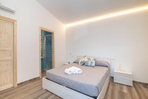 a bedroom with a bed with two towels on it at Mavi Primo Piano in Palau