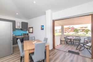 a kitchen and dining room with a table and chairs at Mavi Primo Piano in Palau