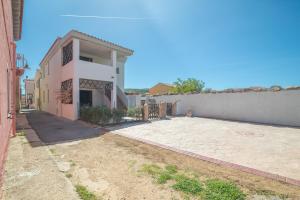 a house with a courtyard in front of a building at Mavi Primo Piano in Palau