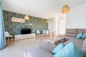 a living room with a couch and a tv at Ferrera Soul 2b in Felanitx