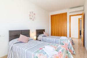 two beds sitting next to each other in a bedroom at Ferrera Soul 2b in Felanitx