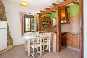 a kitchen with a table and chairs in a room at Casa Mora - Vejer, El Palmar in Vejer de la Frontera